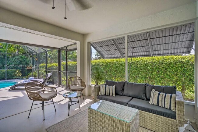 Building Photo - 558 102nd Ave N