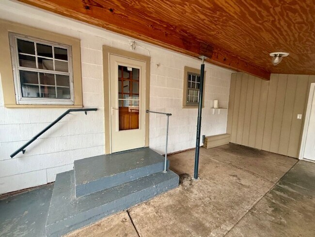 Building Photo - Three bedroom, 1 bath house with studio apartment in Burlington