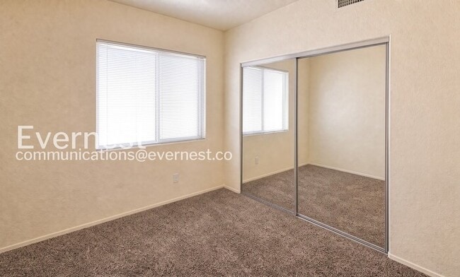 Building Photo - 3 Bed, 2 Bath Home with Fenced Yard & Garage / Vouchers Accepted / Available Now!