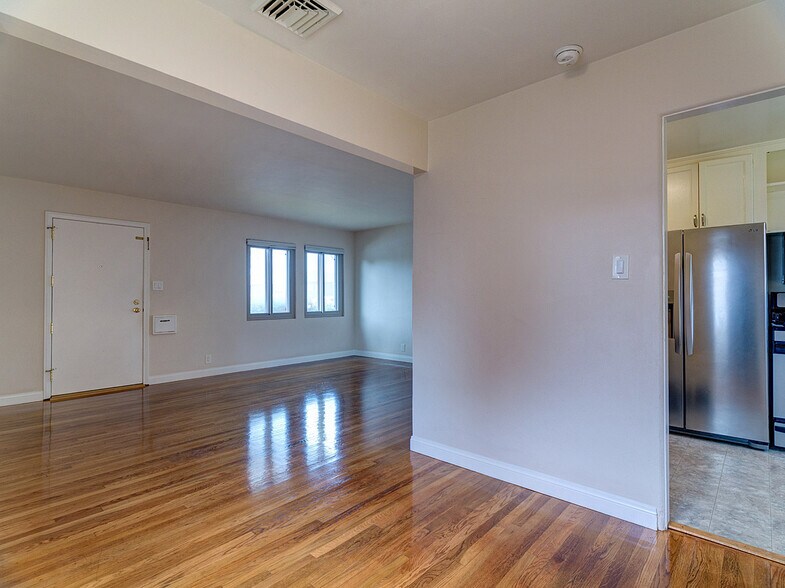 Building Photo - 8716 Bleriot Ave