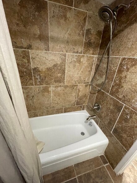 Building Photo - 450 W 7th St