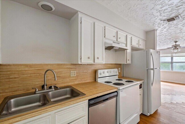 Primary Photo - 906 N LBJ Dr
