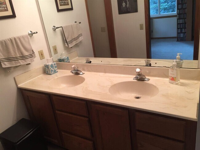 Building Photo - 2125 Luann Ln