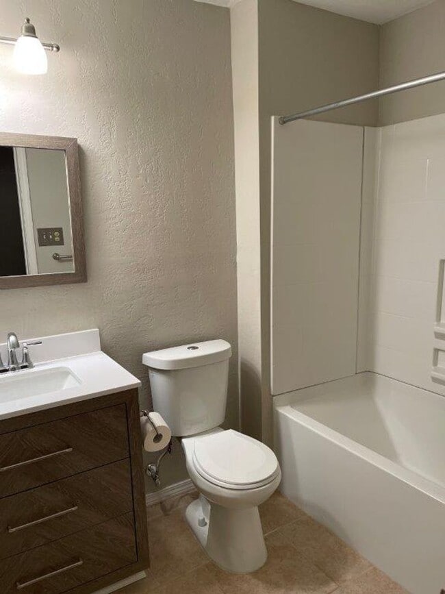 Building Photo - 3 bed 2 baths in Lawton! Cute and cozy hug...
