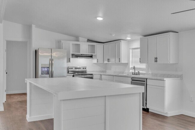 Building Photo - 451 N Hill Rd