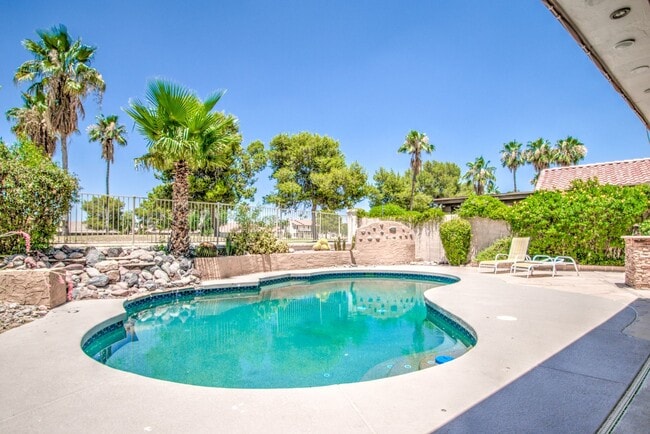 Building Photo - 4bd, 3ba on Arrowhead Golf Course!