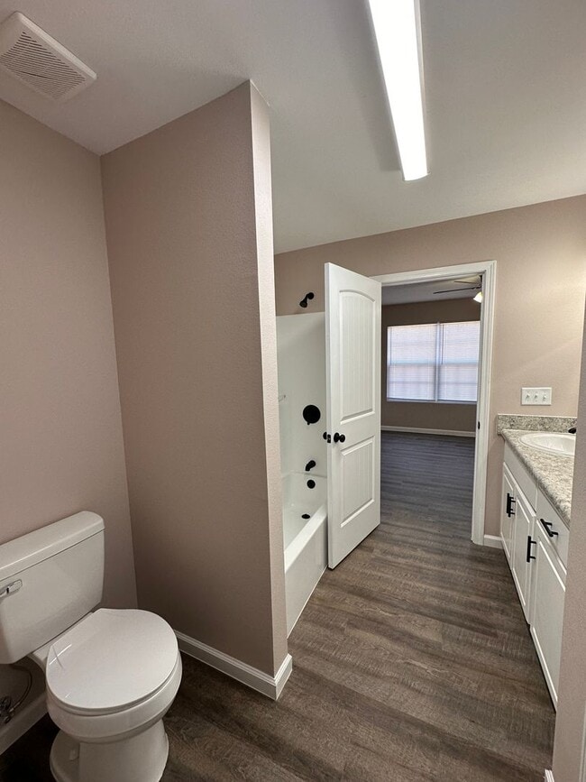 Building Photo - 3 Bed 2 Bath Brick Home with Fenced in Backyard