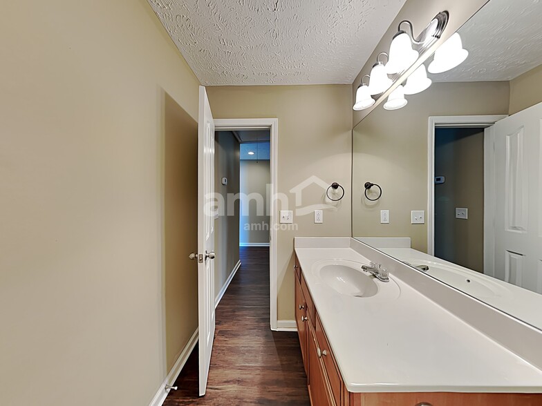 Building Photo - 1802 Potters Ct