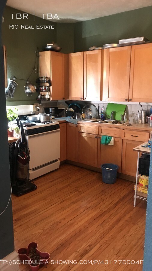 Building Photo - Huge, Spacious 1 Bedroom in Vintage Building!