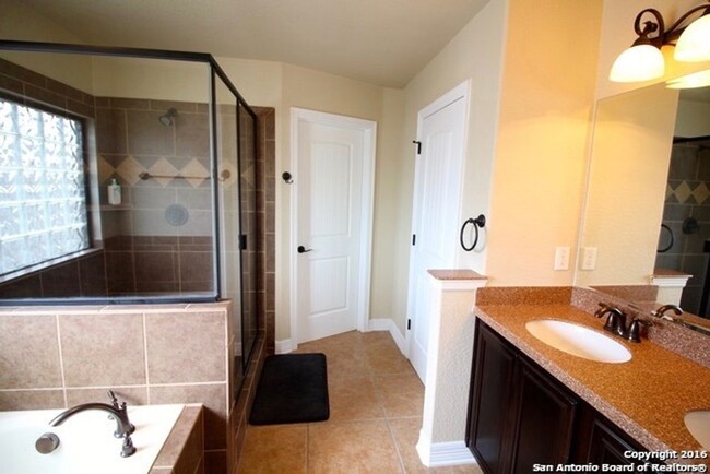 Building Photo - Beautiful 3-Bedroom 2.5 Bathroom in Stillw...