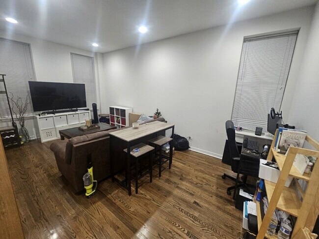 Building Photo - 1644 N Hermitage Ave