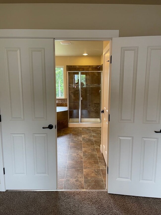 Building Photo - Beautiful 4 Bedroom in a small and exclusive neighborhood