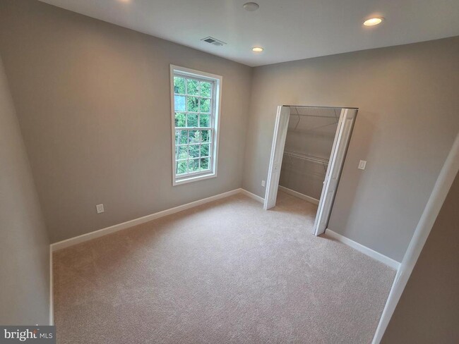 Building Photo - 402 McKenzie Dr
