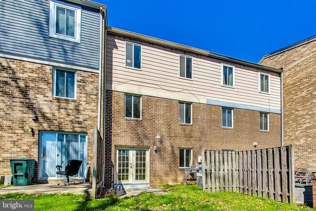 Building Photo - 906 West Side Dr