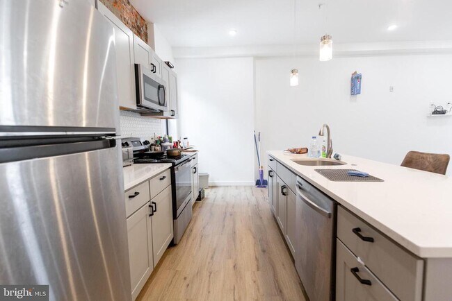 Building Photo - 3945 Lancaster Ave