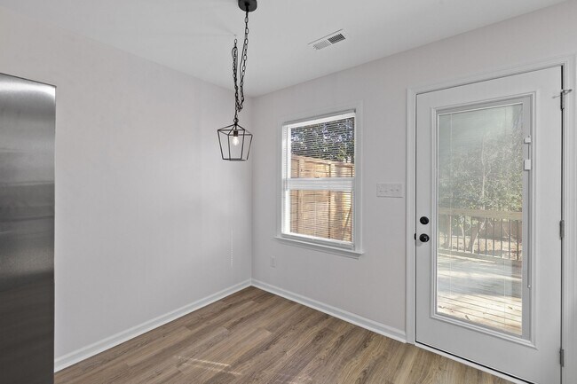 Building Photo - Newly Renovated 2 Bed, 1 Bath in Downtown Wake Forest!