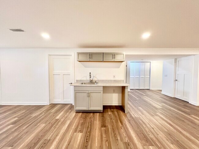 Building Photo - 4316 Sandhill Dr