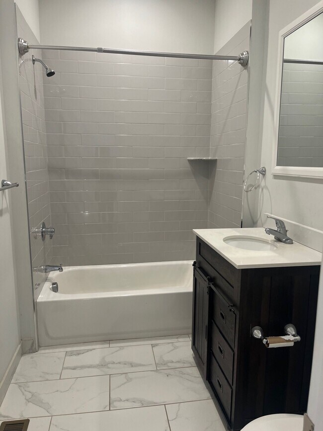 Building Photo - 93 Evergreen St