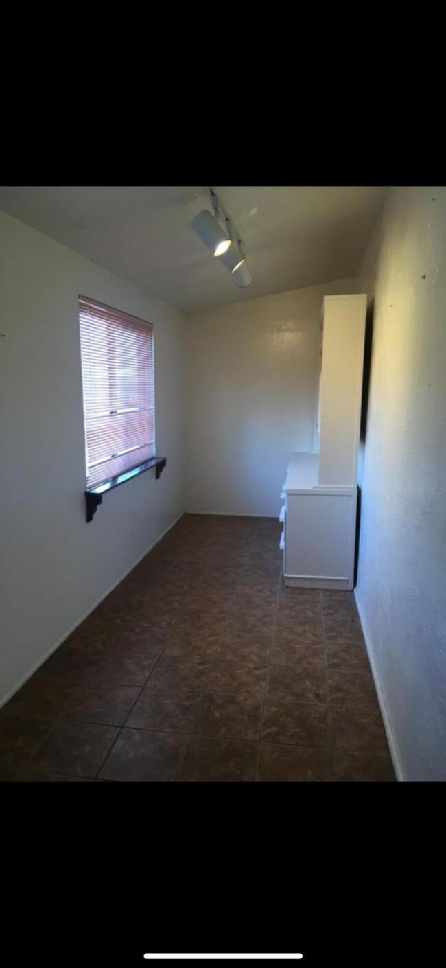 Building Photo - 825 Palomas Dr SE