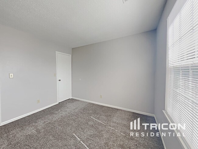 Building Photo - 2343 Rolling Oak Dr