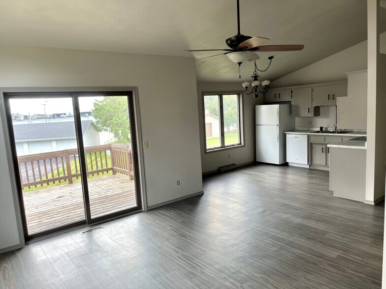 Building Photo - 801 W Ridgeview Dr