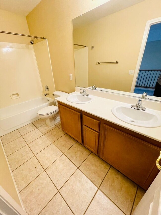Building Photo - 2722 La Porte Ct