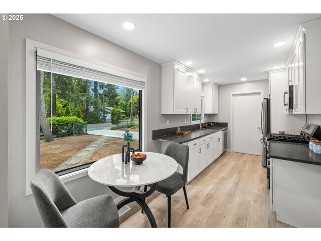 Building Photo - Updated renovations 3BD 2BA 1,050SQ FT in ...