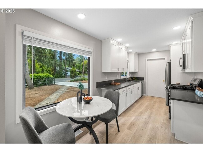 Building Photo - Updated renovations 3BD 2BA 1,050SQ FT in Lake Oswego
