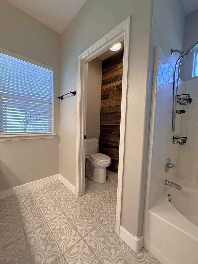 Building Photo - Adorable 3 Bedroom - 2 Bath - 2 Car Garage in Quailwood