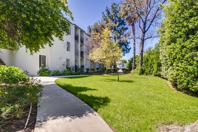 Building Photo - Beautifully renovated and located in the h...