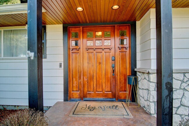 Building Photo - 3 Bedroom, 2 Bathroom House, Available Now!!!