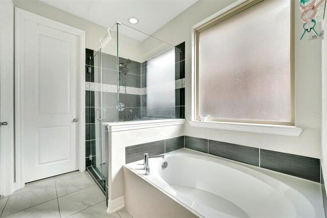 Building Photo - 14619 Birchwood Falls Trail