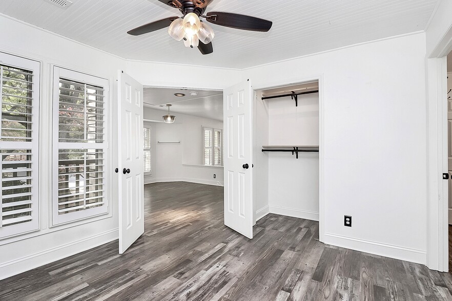 Building Photo - 1109 E Morehead St