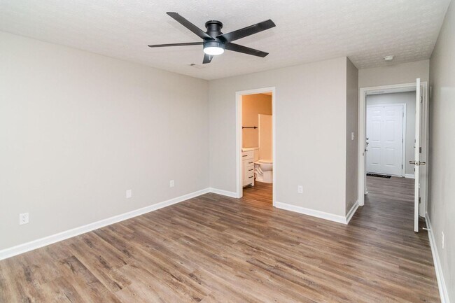 Building Photo - Beautifully updated 3 bedroom, 2.5 bath townhouse in a fantastic Lexington location!