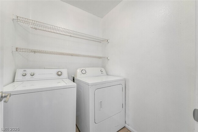 Building Photo - 1354 Silver Knoll Ave