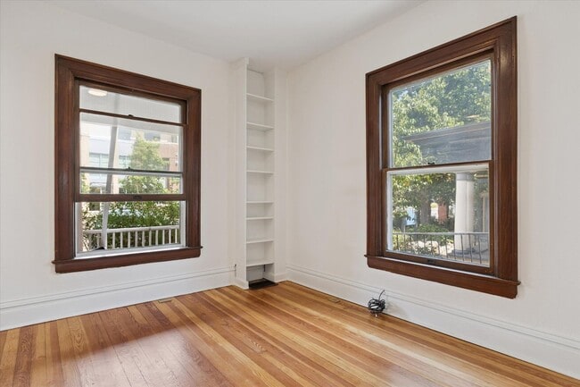 Building Photo - Fall 2026 Pre-Leasing! Freshly Renovated 1...