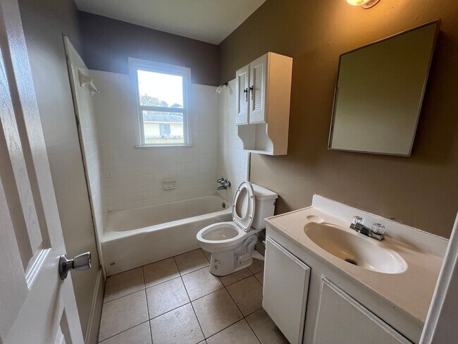 Building Photo - 3 bedroom 1 bathroom single level home