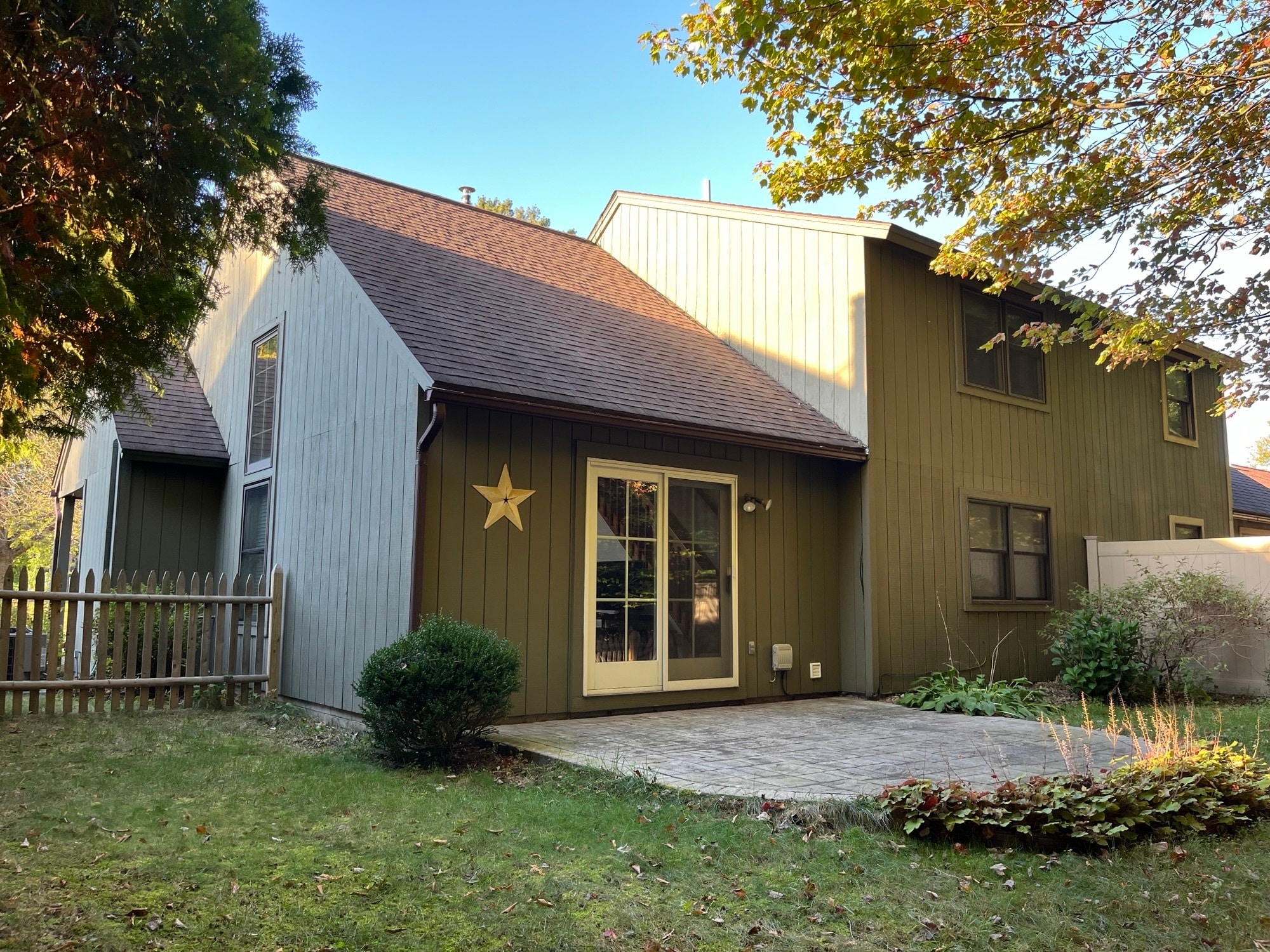 Backyard with patio - 250 Thimbleberry Rd