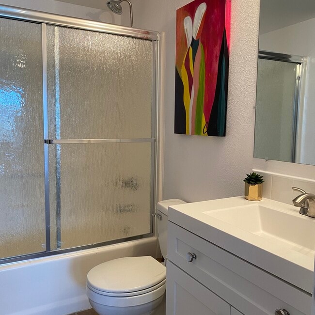 Ahhh Bathroom is SO nice - 1125 N 7th Ave