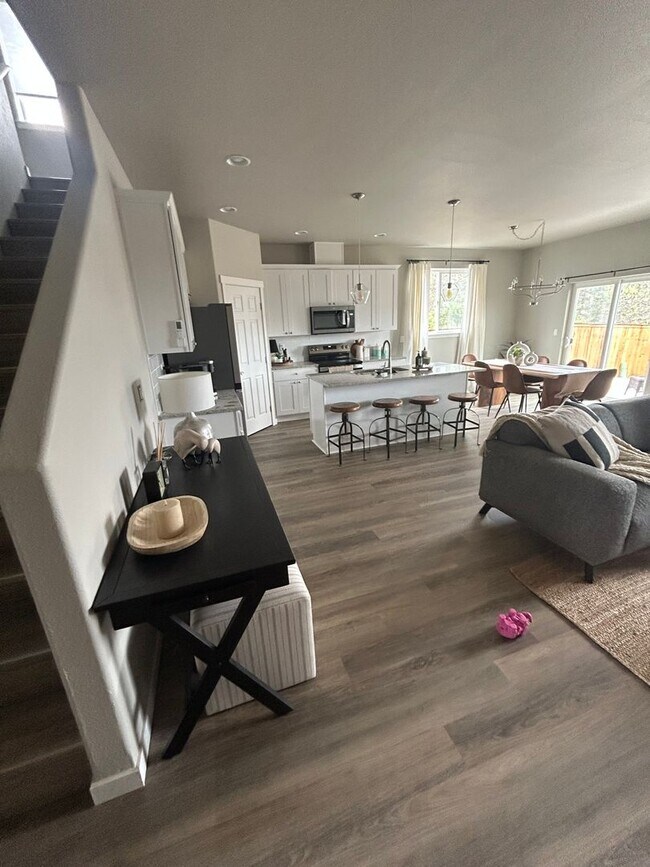 Building Photo - Beautifully Furnished Brand New 5 Bedroom ...
