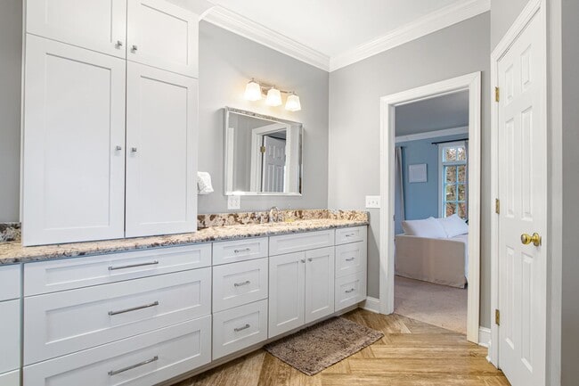 Building Photo - Rent Special! See Description! Spacious Ho...