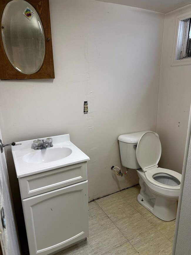 Building Photo - 1930s home with updates in quiet neighborhood