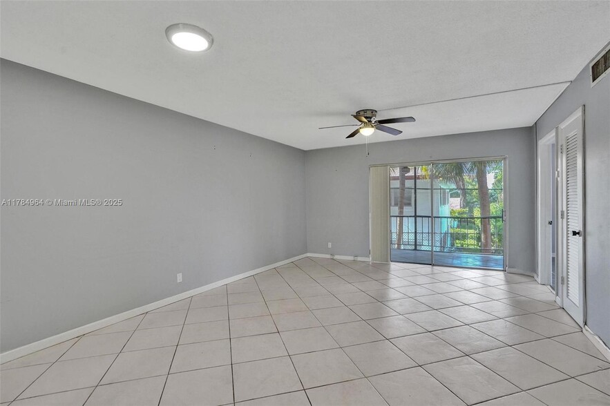 Building Photo - 660 Tennis Club Dr