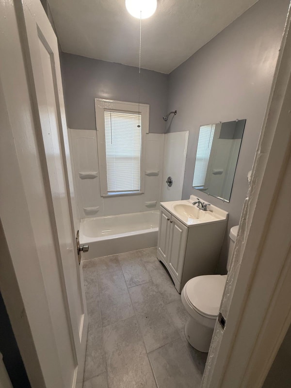 Building Photo - 650 N Lamon Ave