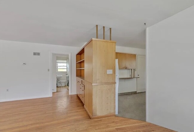 Building Photo - Private 1 bedroom