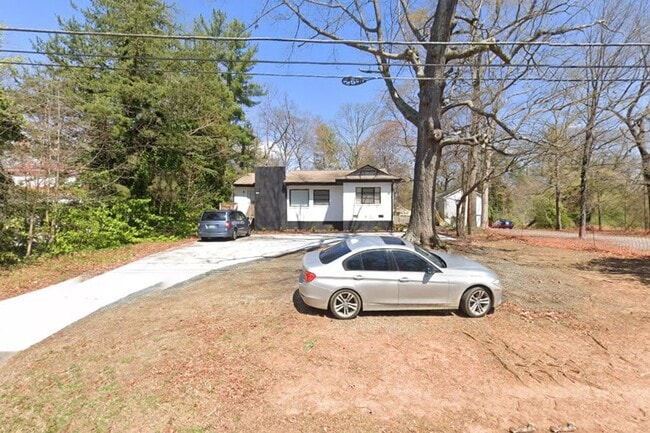 Building Photo - three bedroom duplex with ALL utilities included