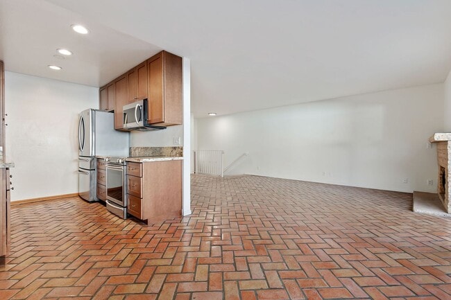 Building Photo - This wonderful East Beach Townhome Awaits!