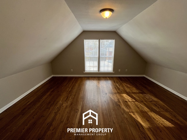 Building Photo - Beautiful 3BR/2BA Memphis Home with Hardwood Floors, Formal Dining & Fenced Yard