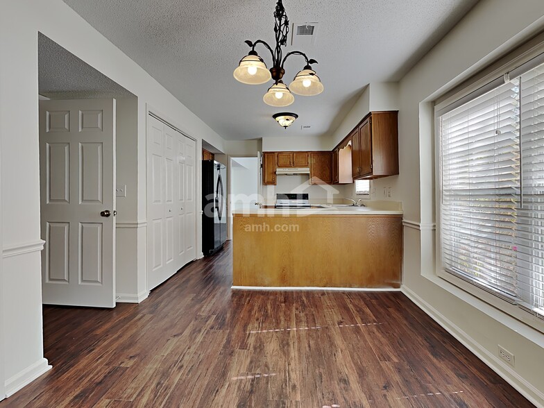 Building Photo - 833 Eagle Point Dr