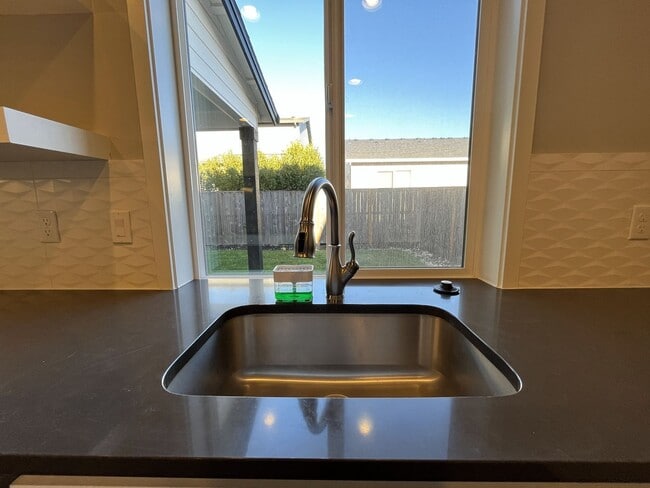 Building Photo - Expansive 2020 Forest Grove Home with 4 Bedrooms, Loft, Modern Kitchen & Covered Patio